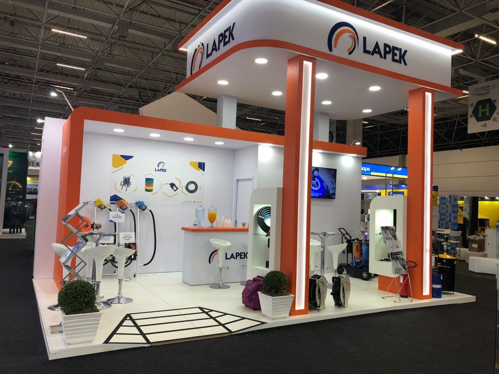 stand da Lapek na 15ª Expopostos com equipamentos premium para revendas 